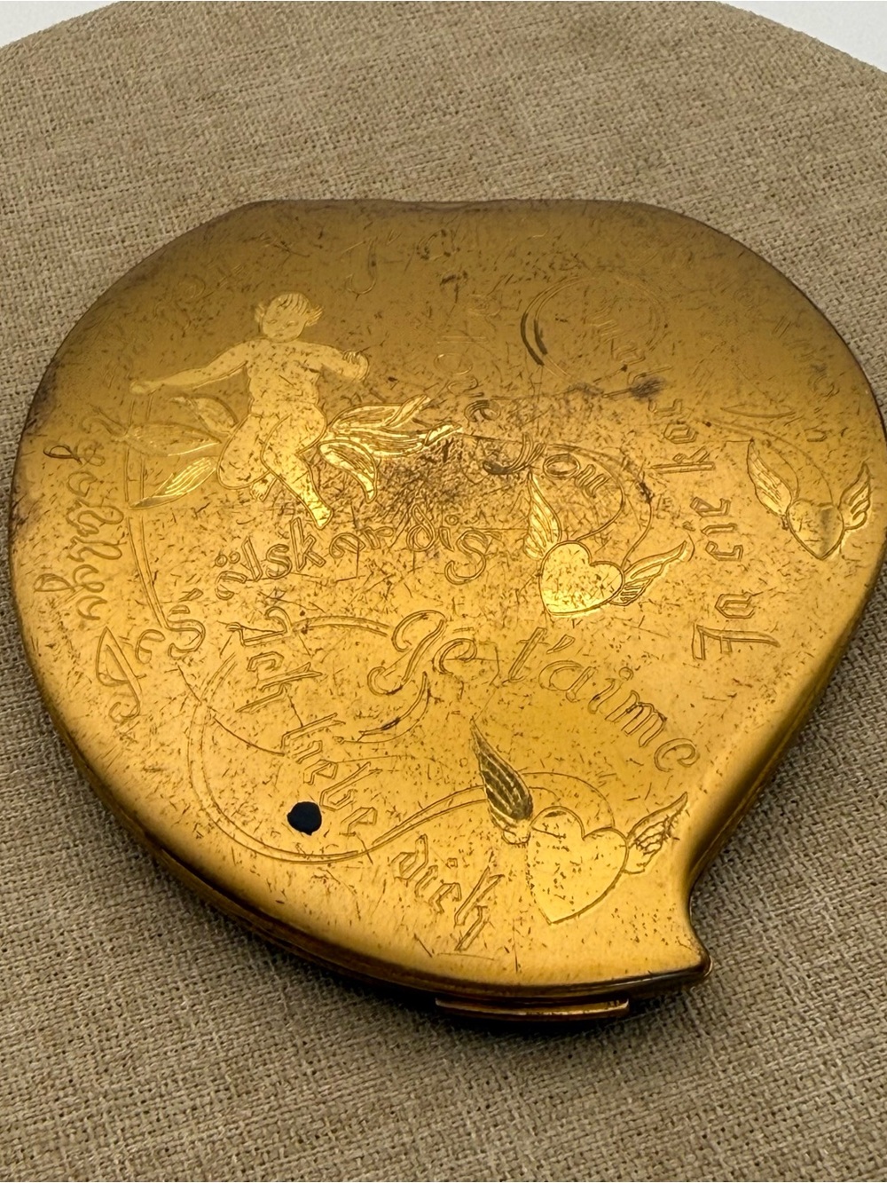 Vintage Elgin American 3.5" Gold Tone TEAR DROP COMPACT with CUPID LOVE WORDS